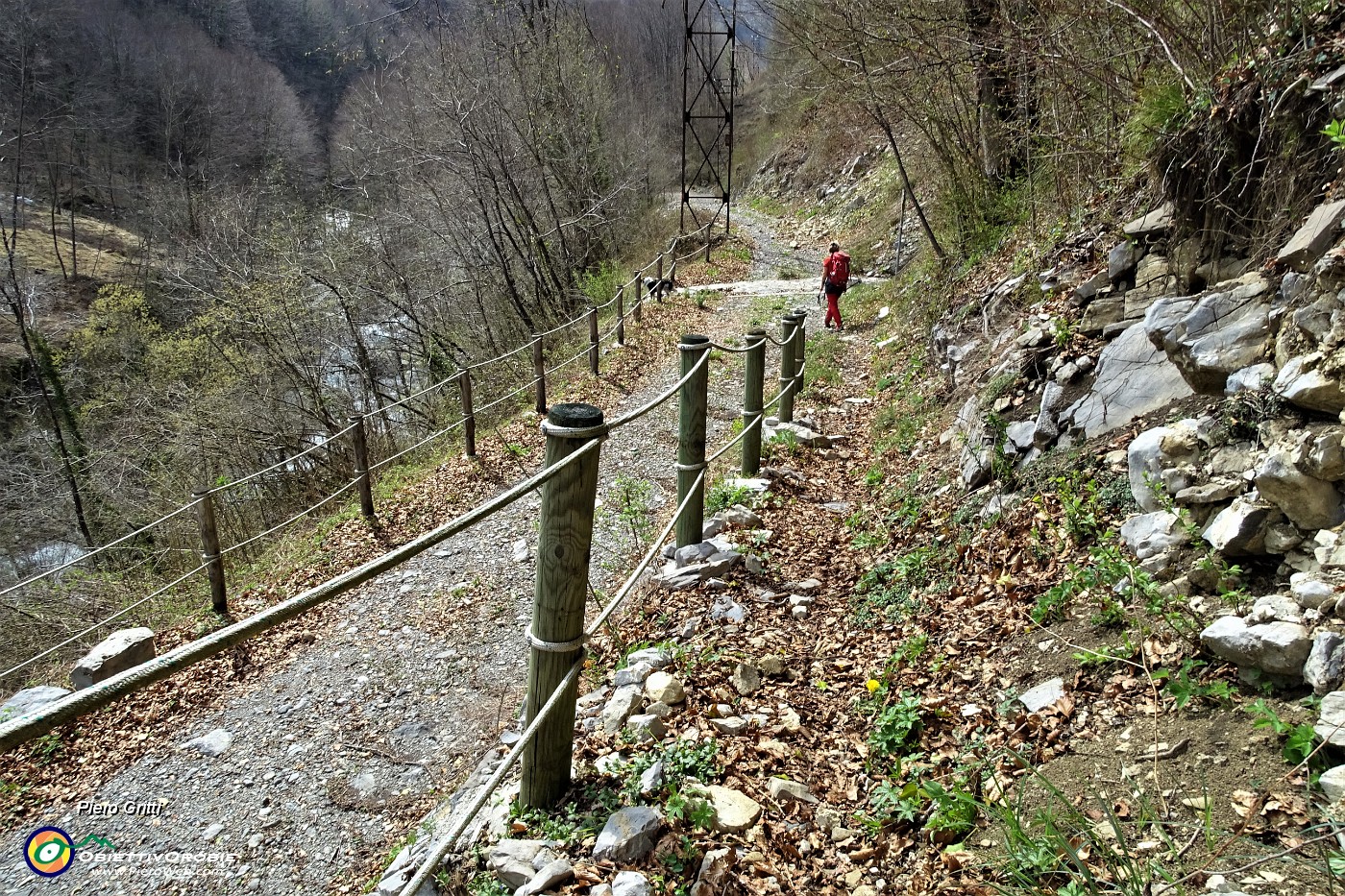 32 Incrocio col sentiero-sterrata che proviene dal Ponte della Lavina, che faremo al rientro.JPG